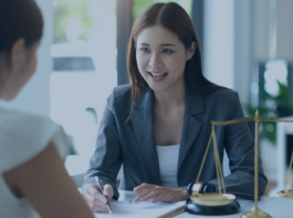 advogada conversando com cliente