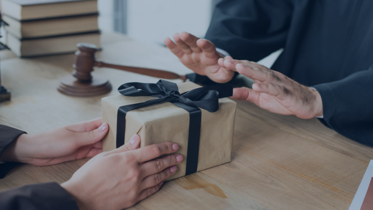 Como evitar Corrupção e Lavagem de Dinheiro na perspectiva do compliance. Presentes, viagens e entretenimento. Como evitar Corrupção e Lavagem de Dinheiro na perspectiva do compliance. Presentes, viagens e entretenimento.